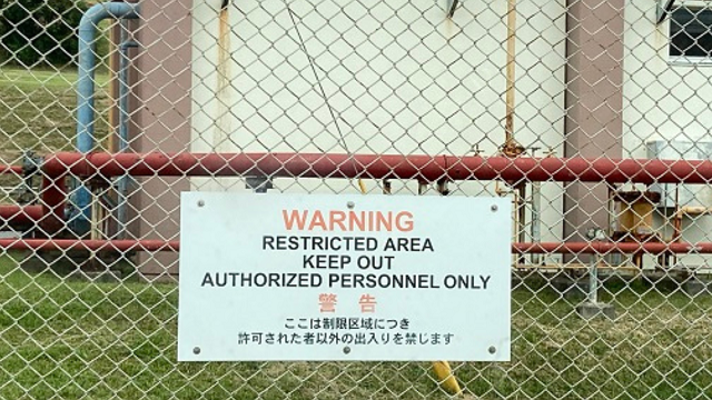 米軍基地フェンスの警告看板